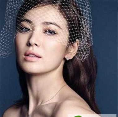 点击大图看下一张:圆脸女士适合的新娘发型