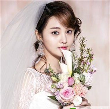 点击大图看下一张：圆脸女士适合的新娘发型