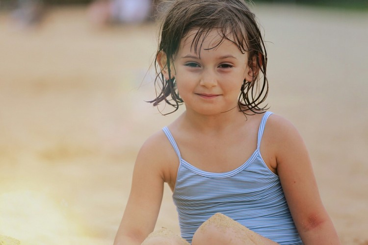 点击大图看下一张：沙滩上的俄罗斯女孩