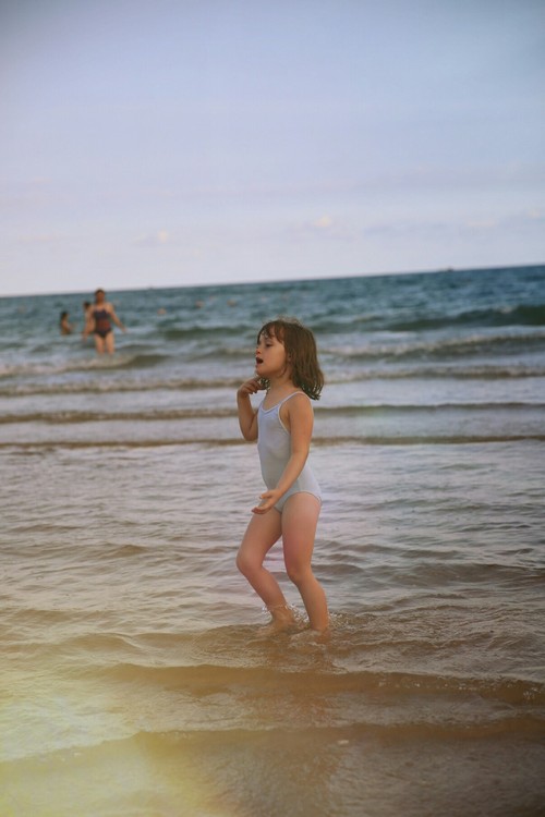 点击大图看下一张：沙滩上的俄罗斯女孩