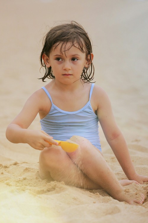 点击大图看下一张：沙滩上的俄罗斯女孩