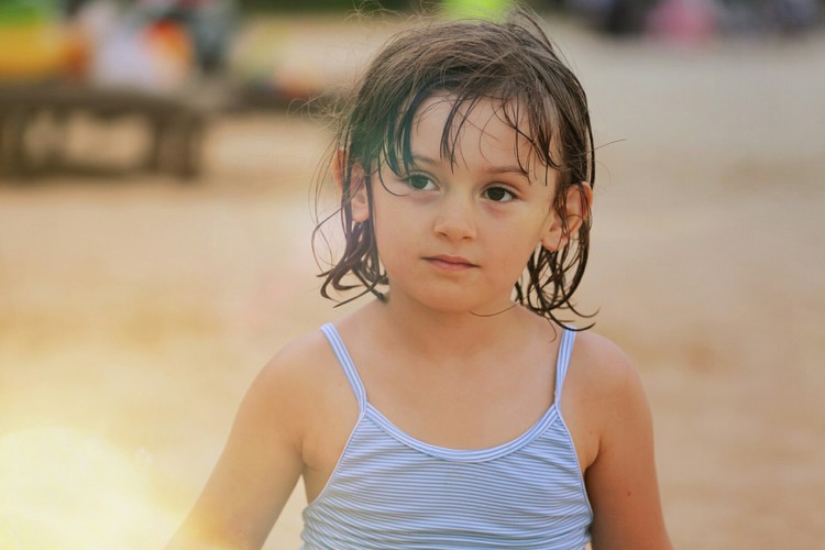 点击大图看下一张:沙滩上的俄罗斯女孩