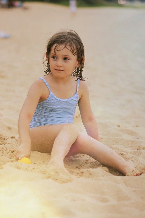 点击大图看下一张：沙滩上的俄罗斯女孩