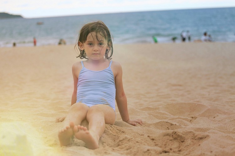 点击大图看下一张：沙滩上的俄罗斯女孩