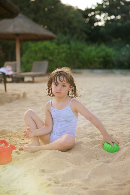 点击大图看下一张：沙滩上的俄罗斯女孩