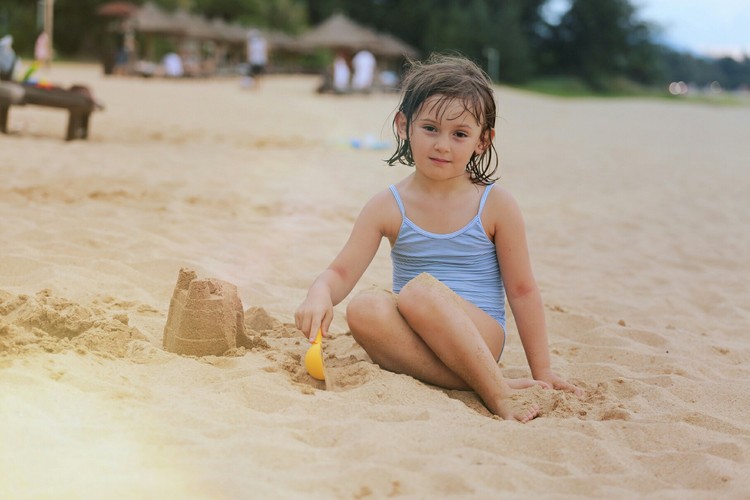 点击大图看下一张:沙滩上的俄罗斯女孩