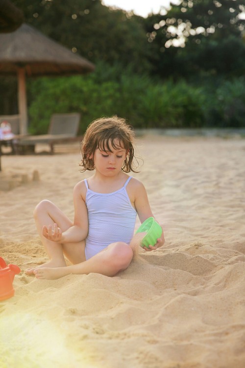 点击大图看下一张：沙滩上的俄罗斯女孩