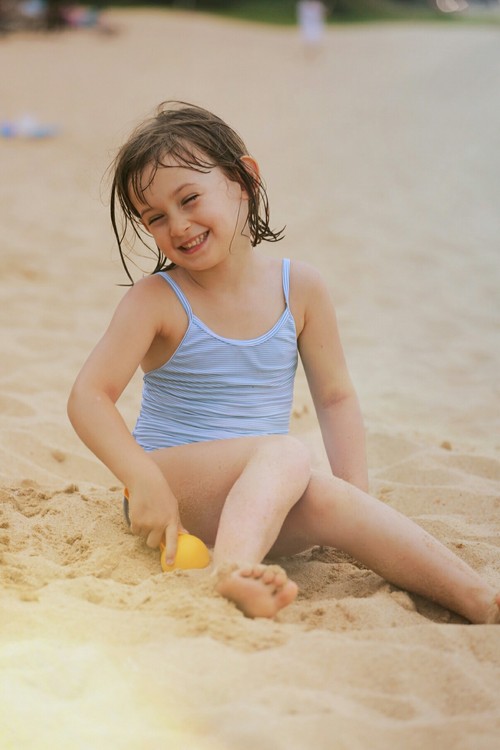 点击大图看下一张:沙滩上的俄罗斯女孩