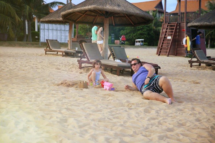 点击大图看下一张：沙滩上的俄罗斯女孩