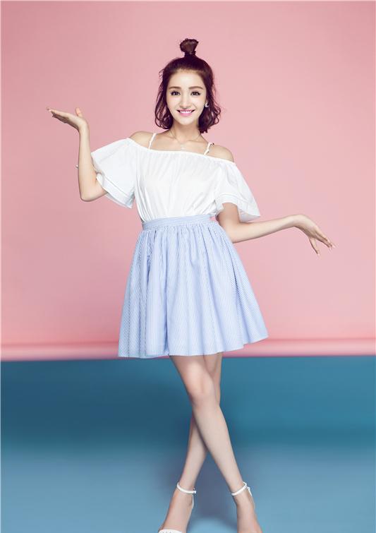 点击大图看下一张：人鱼公主麦迪娜俏皮写真 锁骨太诱人