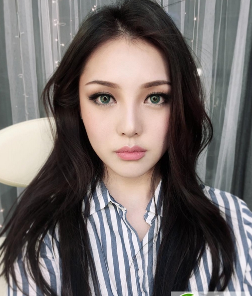 点击大图看下一张:Pony最新发型图片 自然黑发清纯女神气质