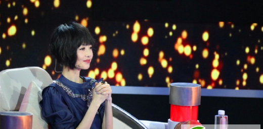 点击大图看下一张:鲁豫厚刘海波波头 新发型减龄7岁撞脸郭碧婷