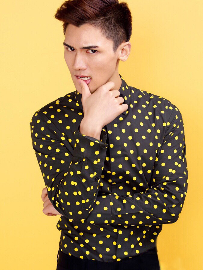 点击大图看下一张：内地新锐演员马维希正装写真