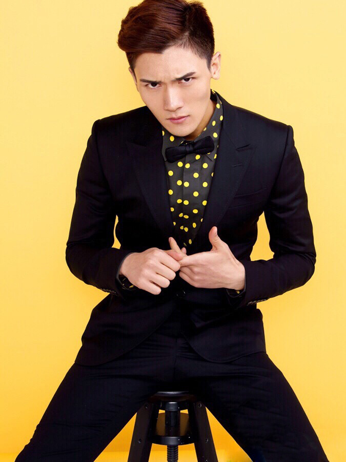 点击大图看下一张：内地新锐演员马维希正装写真