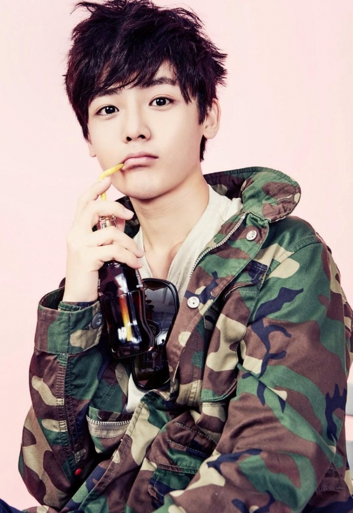 点击大图看下一张：侯明昊曝光俏皮写真 上演夏日迷彩时尚