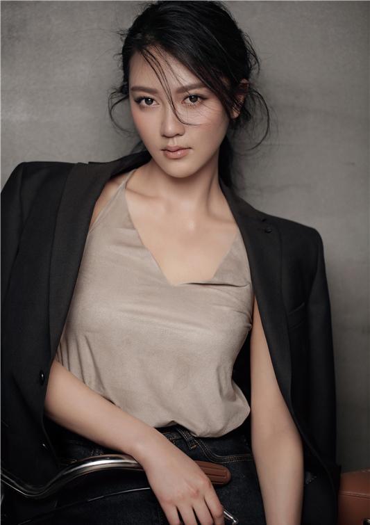 点击大图看下一张：月神逯恣祯写真曝光 大长腿吸睛