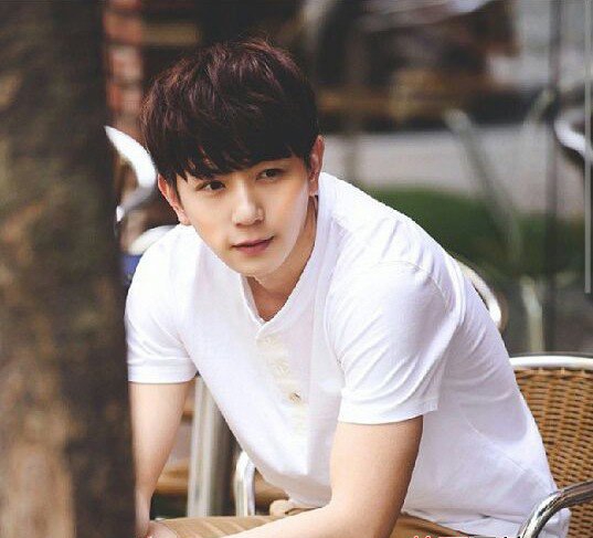 点击大图看下一张：韩国小鲜肉男模街拍 潮男街拍照片