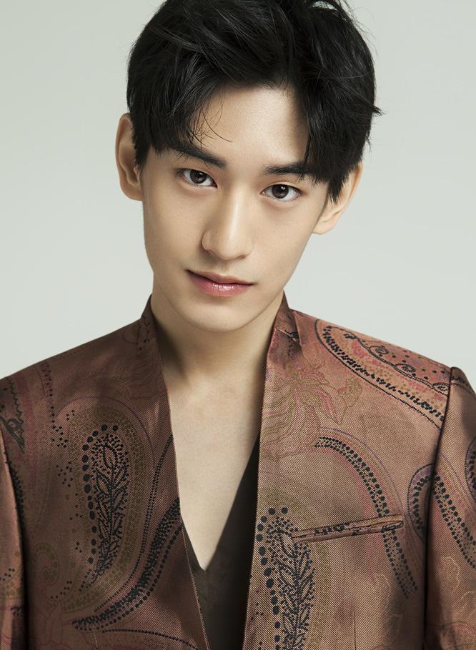 点击大图看下一张:金泰焕高清图片 最新写真玩转文艺学院风