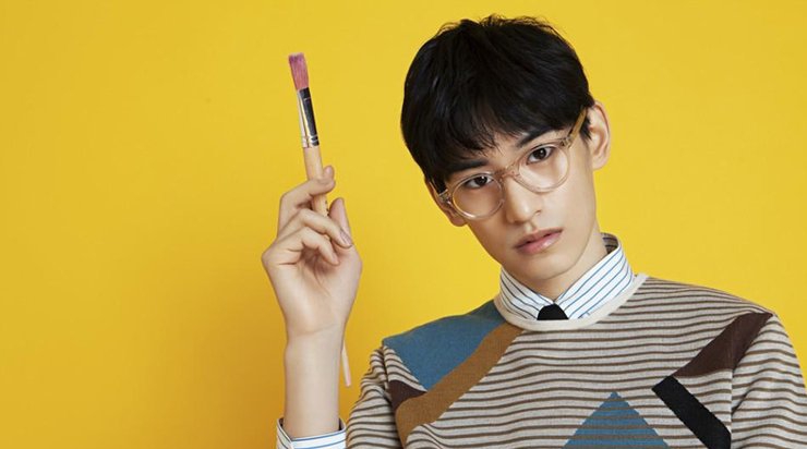 点击大图看下一张：金泰焕高清图片 最新写真玩转文艺学院风