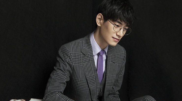 点击大图看下一张：金泰焕高清图片 最新写真玩转文艺学院风