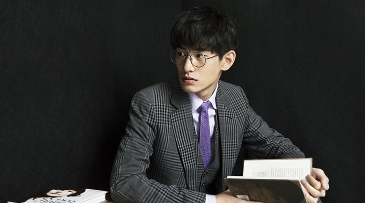 点击大图看下一张：金泰焕高清图片 最新写真玩转文艺学院风