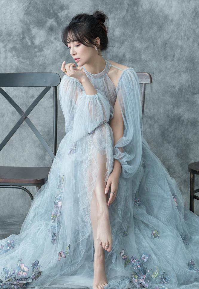 点击大图看下一张：陈紫函曝唯美优雅大片 一袭长纱美好如画