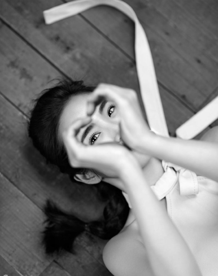 点击大图看下一张：林依晨高开衩露美腿 对镜比心搞怪可爱