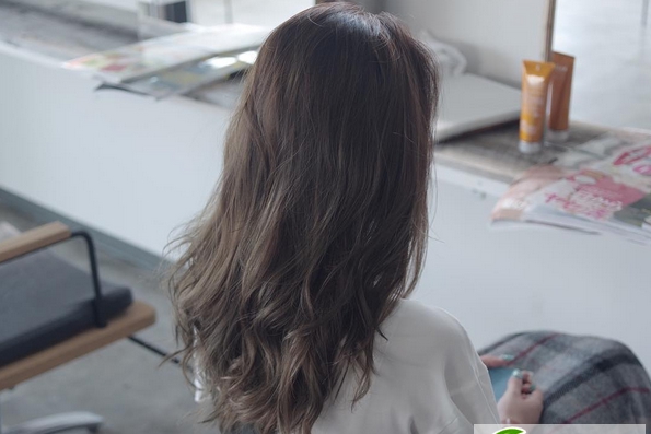 点击大图看下一张：女神范卷发发型设计 浪漫长发烫卷发2017