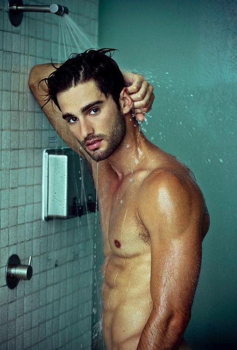 点击大图看下一张：性感浴男 欧美男星大秀身材