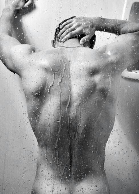 点击大图看下一张：性感浴男 欧美男星大秀身材