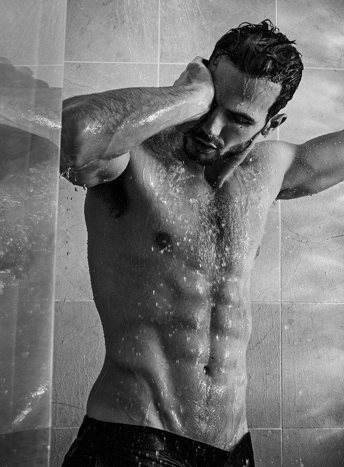 点击大图看下一张：性感浴男 欧美男星大秀身材
