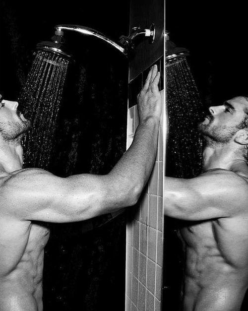 点击大图看下一张：性感浴男 欧美男星大秀身材