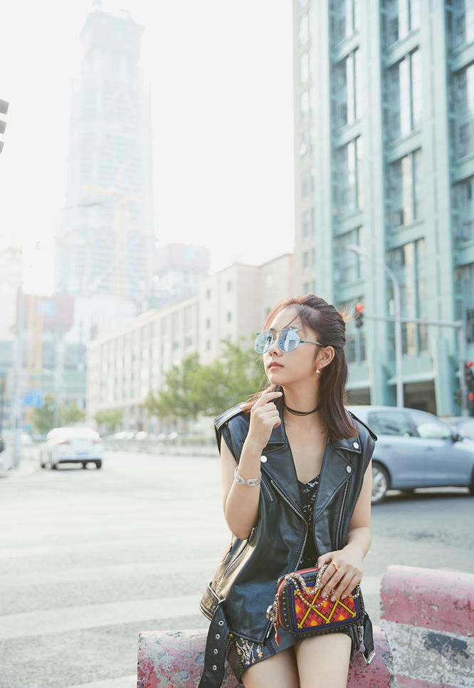 点击大图看下一张：软妹转攻主!谭松韵潮范街拍帅气十足