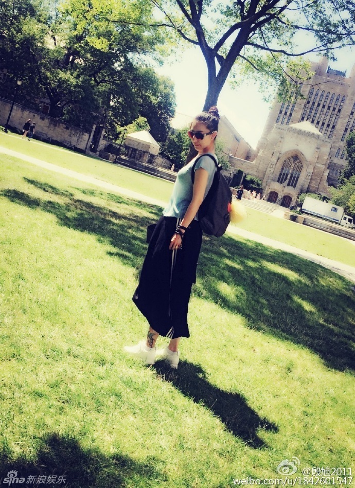 点击大图看下一张：殷旭淡妆秀自拍皮肤好 粉丝赞卫良人太美