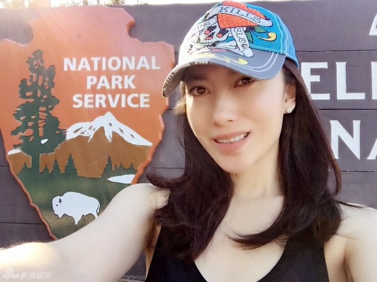 点击大图看下一张：殷旭淡妆秀自拍皮肤好 粉丝赞卫良人太美