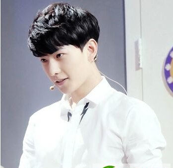 点击大图看下一张:时尚蘑菇头 男生短发发型图片