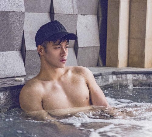 点击大图看下一张：极品帅哥浴室洗澡照片