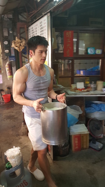 点击大图看下一张:台湾网红豆花帅哥肌肉照