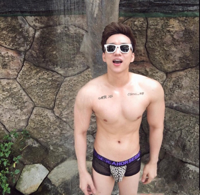 点击大图看下一张：有肉有颜值还有内裤帅哥