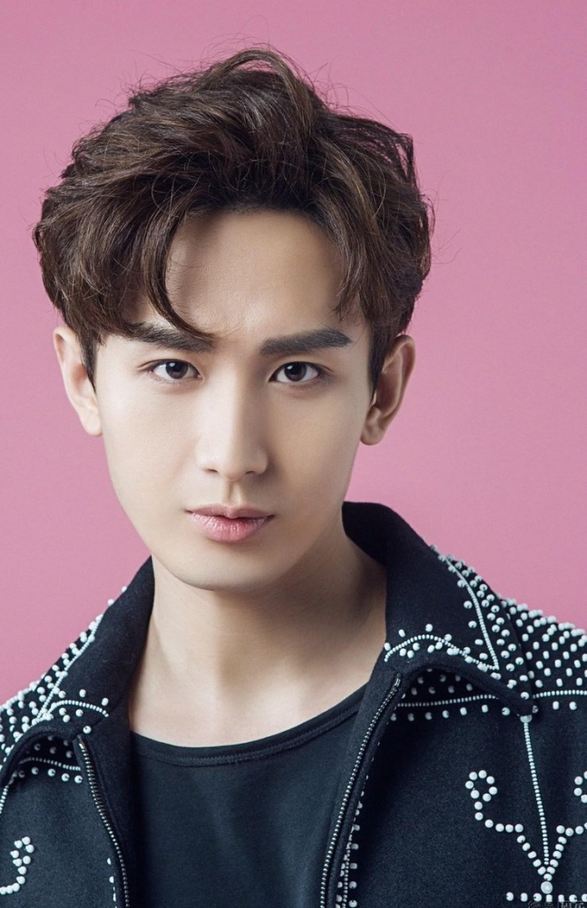 点击大图看下一张：成毅粉嫩写真撞击珠绣奢华