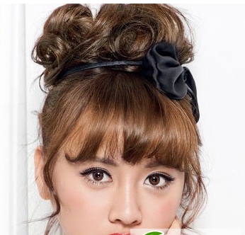 点击大图看下一张：简单又好看的伴娘发型图片