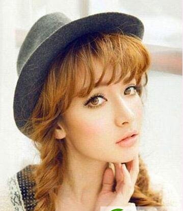 点击大图看下一张:简单又好看的伴娘发型图片