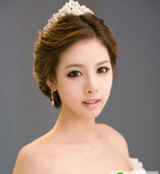 点击大图看下一张：欧式新娘盘发+韩式新娘盘发