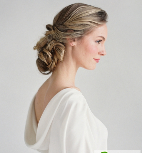 点击大图看下一张：西式婚礼新娘发型怎么扎