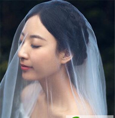 点击大图看下一张：优雅复古女生新娘发型 准新娘的必备选择