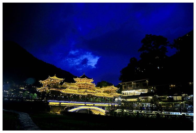 点击大图看下一张：西江苗寨 夜色撩人