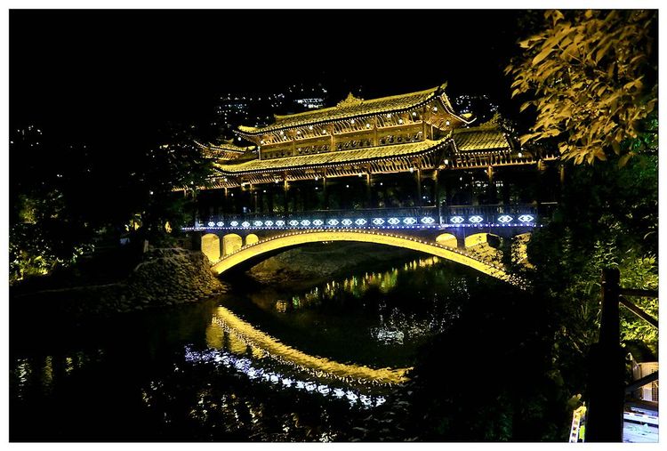 点击大图看下一张:西江苗寨 夜色撩人