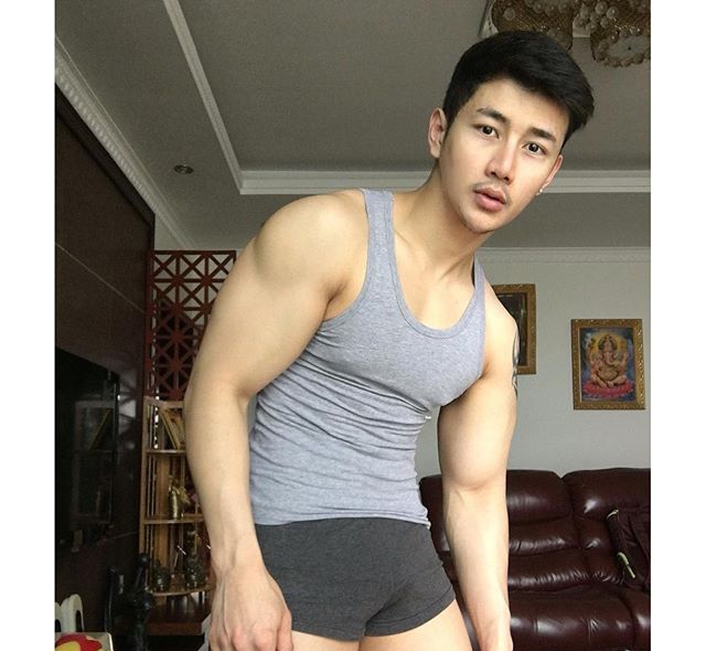 点击大图看下一张：泰国大胸肌帅哥生活照片