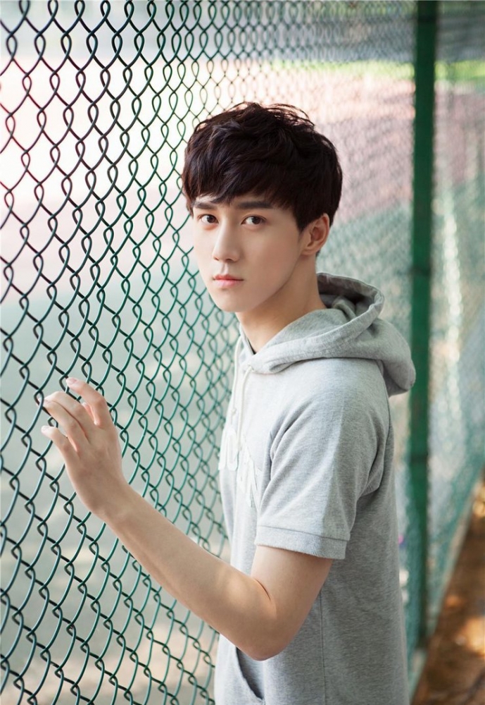 点击大图看下一张：王一哲曝写真吸睛 活力少年青春感爆棚