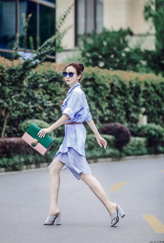 点击大图看下一张：张萌曝清新OL风街拍